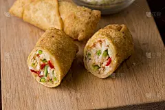 煎蛋卷或春卷。传统的泰国中餐馆开胃菜，春卷或蛋卷。是用馄饨皮做成的，里面填满中式蔬菜，配上辣椒酱。