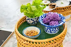 Chor Muang是一个蒸花形状的饺子传统和复古的泰国甜点在一个古老的菜柳条盘。