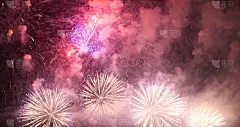 烟花庆祝2022年新年快乐，7月4日节日节日。五彩缤纷的烟花在晚上的时间来庆祝国庆节。倒计时到202
