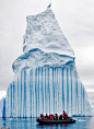 大自然的美==冰山
冰山是指从冰川或极地冰盖临海一端破裂落入海中漂浮的大块淡水冰，通常多见于南极洲的格陵兰岛周围。冰山大多在春夏两季内形成，那时较暖的天气使冰川或冰盖边缘发生分裂的速度加快。每年仅从格陵兰西部冰川产生的冰山就有约1万座之多。