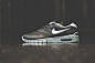 ShoeGaze-淘宝拾货：由运动品牌 Nike 旗下滑板支线 Nike SB 为传奇滑手 Eric Koston 量身度造的革新签名式鞋款 Eric Koston 2 Max 近日又迎来了这双全新 Black/Venom Green 配色的释出。鞋面采用了黑色 Hyperfuse 轻量材质结合渐变金属深绿色的网眼构成鞋身，于内里和 Swoosh 处以白色中和，同时所搭载的浅绿色 Air Max 气垫大底还融入了黑色泼墨作为细节呈现。