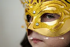 戴着金银面具的女人