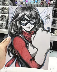 Stanley Artgerm Lau 刘展灏（Artgerm）： 经常绘制知名作品中的角色，融合了东西方美术的特点，形成了强烈美感的个人风格，把不同故事中的人物拉入了同一个画风世界。