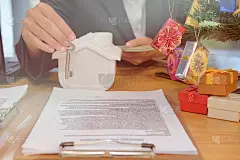 房产经纪人用钥匙户型钞票。买，卖，租，房地产