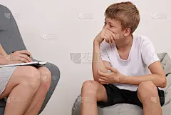 误解，十几岁的男孩情感上试图向成年人解释某事。没人懂我