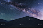 美丽的星空。银河系的山脉。晚上的风景。
