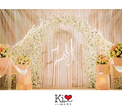 kiss婚礼 樱为爱情 By @Kiss婚礼 :  如阳光般温暖，当淡淡的香槟与晴的白融为一体，光在爱的间隙中透过。
樱花漫漫，落地花瓣，从此这场涟漪便一直相伴心间。
这世间最美好的事
就是，遇见沿途美景盛开
我喜欢的世界里有你在。