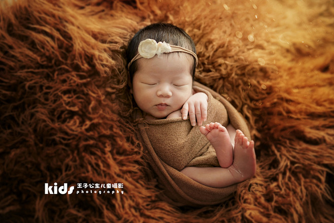 摄影师奔的儿童摄影作品《新生儿》