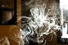 室内的烟雾在阳光的照射下变淡