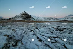 白天山附近被雪覆盖的湖泊的风景照片