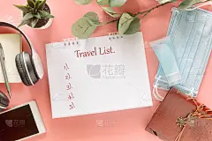 白色便条，文字旅行清单，文具，智能手机，耳机，医用口罩和洗手液在粉背景。新冠肺炎大流行后新常态下制定