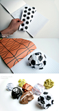 这是一个非常巧妙的创意，设计者在普通笔记本上做了小小的改变，当废弃的纸团（篮球、足球、橄榄球、网球）被你投入废纸桶里的那一瞬间，世界上最标准的投篮动作就此诞生啦～