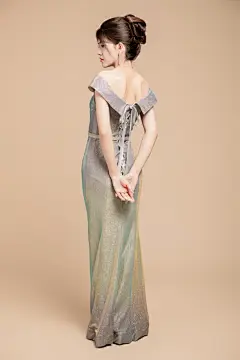 全身照站立银色晚礼服名媛女性人物摄影图