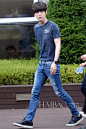 8月8日，安宰贤现身首尔街头准备参加品牌签名会。他身着丹宁T恤+牛仔裤Look，深深的蓝调清爽呆萌