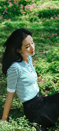 坐在草地上的美女陈都灵手机壁纸图片