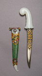 奥斯曼帝国珍宝匕首丨这些富丽奢侈的匕首，极有可能制作于奥斯曼帝国的衰落时期，传统的造型以及珍贵的材质唤起人心中对异域东方的浪漫情节，如今在欧美藏家的收藏系列中比在土耳其的博物馆更能发现他们的踪影，这是由于曾几何时，这些瑰丽珍宝是为西方贵族旅客专门定制而出。 ​​​​