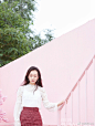 王鸥 街拍大片，身着SHIATZY CHEN白色丝质上衣和红色格纹长裙，搭配miilie's拼色透明高跟短靴。 ​​​​