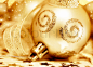 3132035-821263-金色圣诞树，装饰品，冬季假期装修，装饰装饰，玩具 - 金 - 背景与魔法 - 发光，火花
