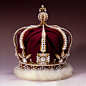 为了纪念养殖天然珍珠面世85周年，MIKIMOTO特于1978年制作了这顶与玛丽皇后近似的18K金珍珠钻石头冠。收藏博物馆：日本珍珠博物馆