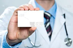 拿着空白名片的医生