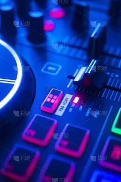 DJ混合台转盘彩色婚礼迪斯科派对灯。