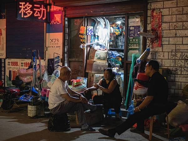 悠闲夏夜 街头 行人 夜晚 商店 近景 ...