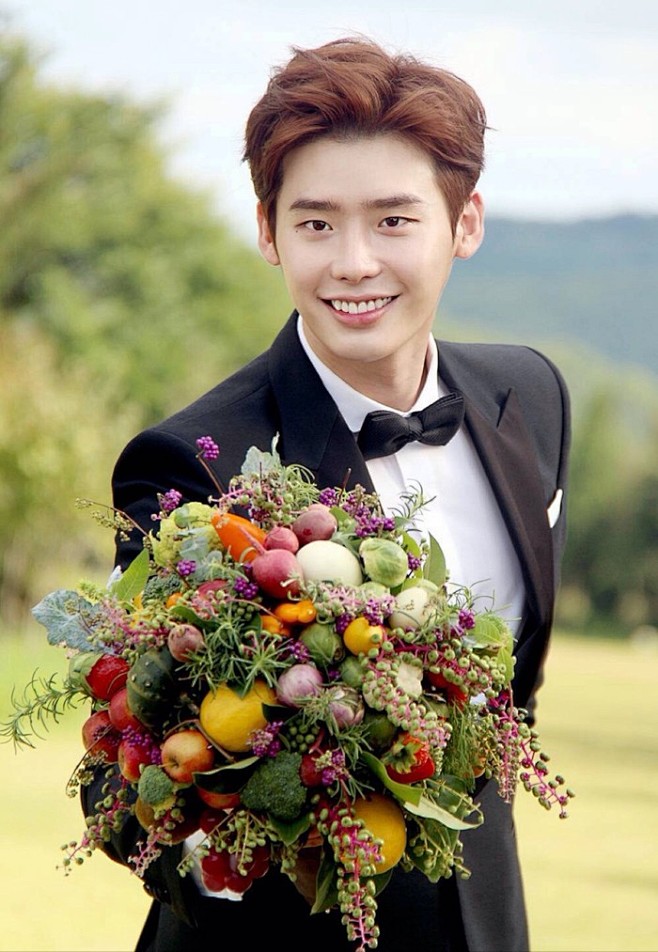 李钟硕春日写真手握捧花浪漫清新壁纸画报韩流明星服饰男神帅哥匹诺曹