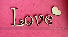 【情人节短信】最给力的情人节求爱短信_　咱一起搭伙做饭，省煤气；咱一起住一间房子，省电；咱一起洗澡，省水；把咱两的户口迁在一起，省纸；为了节约能源，为了地球母亲，为了给子孙后代多留点绿色，咱两一起过吧！我爱你！情人节短信