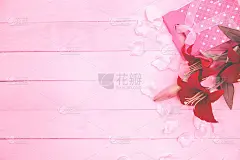 美丽的郁金香与粉红色的盒子在粉红色的背景，俯视图，框架，边界。可爱的贺卡与郁金香母亲节，婚礼或快乐的