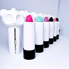 M·A·C Cosmetics Hong Kong 在 Instagram 上发布：“作為走在潮流尖端嘅時尚份子，妝容都一定要夠個性夠獨特！M·A·C與街頭時裝品牌Nicopanda合作，推出一系列充滿春夏氣息嘅繽紛彩妝，其中當然唔少得調皮甜美嘅唇膏，3月15日發售！ *旺角新世紀廣場、荃灣廣場Beauty Avenue 及又一城M·A·C店舖除外。…” : 400 次赞、 3 条评论 - M·A·C Cosmetics Hong Kong (@maccosmeticshk) 在 Instagram 发布