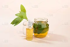 喷瓶自制鼠尾草滋补品。