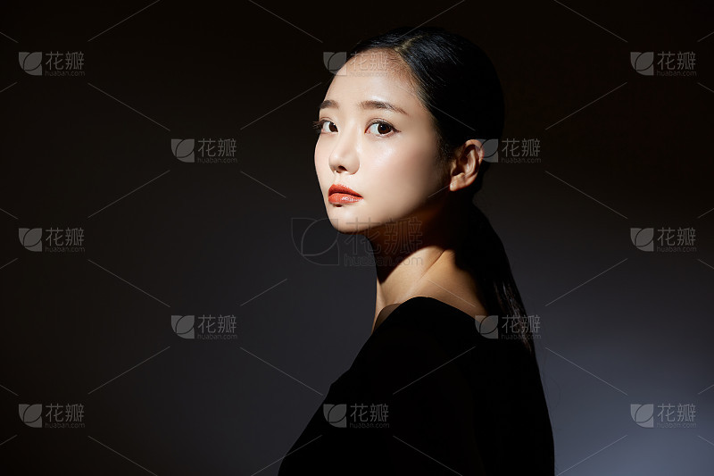 一个美丽的少女在阳光下_美女自拍