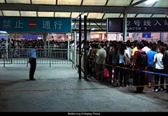 西直门地铁站，转乘的乘客和维持秩序的工作人员。