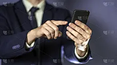 一个用手机打字的商人。特写镜头。