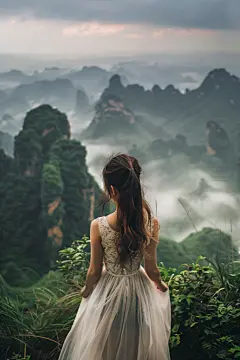 遥望远方俏皮女生背影