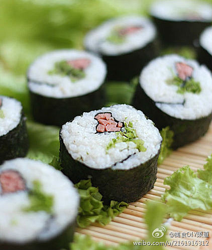 【情人美食——玫瑰寿司】1、取一片海苔铺...