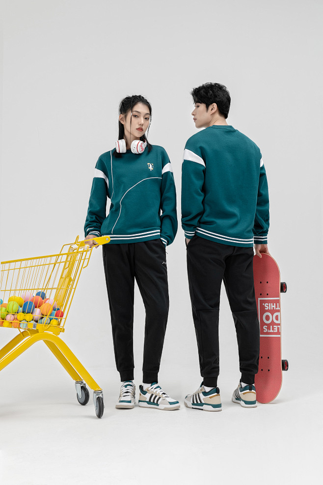 李宁 li-ning 羽绒服模特穿搭动作...