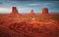纪念碑山谷是美国十大最迷人的沙漠之一，纳瓦霍人将其称之为“TséBii’ Ndzisgaii”(意为石头谷)。<br />
纪念谷是美国西部持久的象征。红色的平顶山矗立在沙漠中，色彩鲜明，主要包括奇特的砂岩地貌，印第安内瓦和部族领域和四州交界纪念碑。