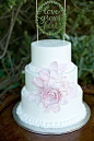 #小清新婚礼蛋糕#粉红装饰的纯白，清新得让人不禁心中吹过夏天的风