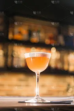 在玻璃杯中加入新鲜美味的鸡尾酒，喝的概念  