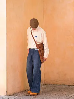 OOTD/早秋日系穿搭/日常的通勤搭配 : 针织polo衫➕牛仔裤。 很适合日常通勤的一套， 简约又干净。 这件polo衫本身的纹路就挺好看， so简单点就好。 有时适当做些减法， 多些留白反而会更好。 OK，饮咖去☕️。 —— @潮流薯  @