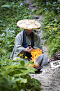 奥地利大瀑布前，一名蓄着胡须、穿着日式长袍的欧洲男子正在举行火葬仪式