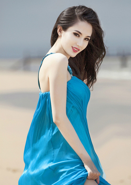 美艳红唇气质美女