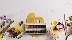 调色板与不同的油漆和笔刷在白色的背景