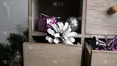 抽屉柜里的木箱里装着礼物和惊喜。