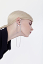 其中包括图片：Silver chain ear-cuff