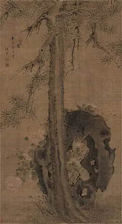          松石牡丹图  设色绫本 旅顺博物馆藏                松石萱草图
    款识：为克老词兄写，传綮。钤印：释传綮印、刃庵、耕香
    “画如其人”，愤世嫉俗、狂怪不羁的朱耷注定不会画出严谨慎细之作。他那疏放洒脱、痛快淋漓的写意水墨是他痛苦心灵的迹化。他的画继承了明代徐渭的写意传统，笔致纵放，睥睨天下。朱耷的写意画是一个逐渐成熟的过程，他早期的作品过于狂怪生涩，大约六十五岁以后，趋于成熟，怪诞冷寂、雄健朴茂而又苍劲含蓄。
    此幅纵贯全图画一虬枝老干，挺拔而立的松树，其