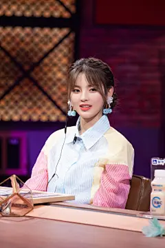 组图：七夕浪漫穿上身！杨超越麻花辫配马卡龙彩色衬衫温柔可人 : 正值七夕情人节，杨超越头扎绑麻花辫，身穿马卡龙彩色衬衫录制《心动的信号》，浪漫温柔，小女人气质尽显。