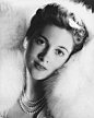 琼·芳登：
    Joan Fontaine（1917-11-21至2013-12-15）：生于日本东京，逝于美国加利福尼亚，英裔美国演员。1935年出演第一部影片。擅于扮演严谨、羞涩、多疑的女性角色。
    代表作：蝴蝶梦，一封陌生女人的来信，简爱，深闺疑云
    这位在大银幕上总是一派温婉脆弱的“女强人”，在走过生命的96个年头之后，终究熄灭了“蝴蝶梦”。她是曾经倾倒众生的绝代名伶，希区柯克极度宠爱的御用，奥斯卡小金人的拥有者，将简·爱演绎出了尊严与灵魂的女人，能精确诠释茨威格名著精神内核的天才