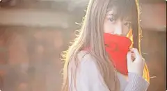 　　人生的路，有时候很难行走，我们付出了很多的努力，依然无法改变当时的窘境。或许，这时候我们就该放缓前行的脚步，平心静气地等待，让时间将我们带离困境。人生路上，很多时候，都需要我们独自撑着伞，坚强地在风雨中前行，那么就学着坦然面对吧。

　　轻拈一朵落花，蕴藏一缕心绪，无论悲喜欢忧，浅染在花蕊深处，悄悄珍藏；静听一帘雨落，细梳一段往昔，无论痛苦甘甜，典藏于心之一隅，轻轻安放。人生有喜有悲，清欢喜淡伤悲，学着坦然面对；道路有曲有直，笑对坎坷，直面人生。以一颗淡然之心，渡红尘之劫。

　　剪一缕冬日暖阳，悉心